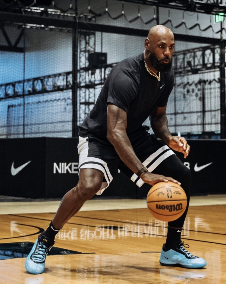 球鞋记者：詹姆斯最新签名鞋LeBron 24亮相 老詹惊叹最轻个人鞋款