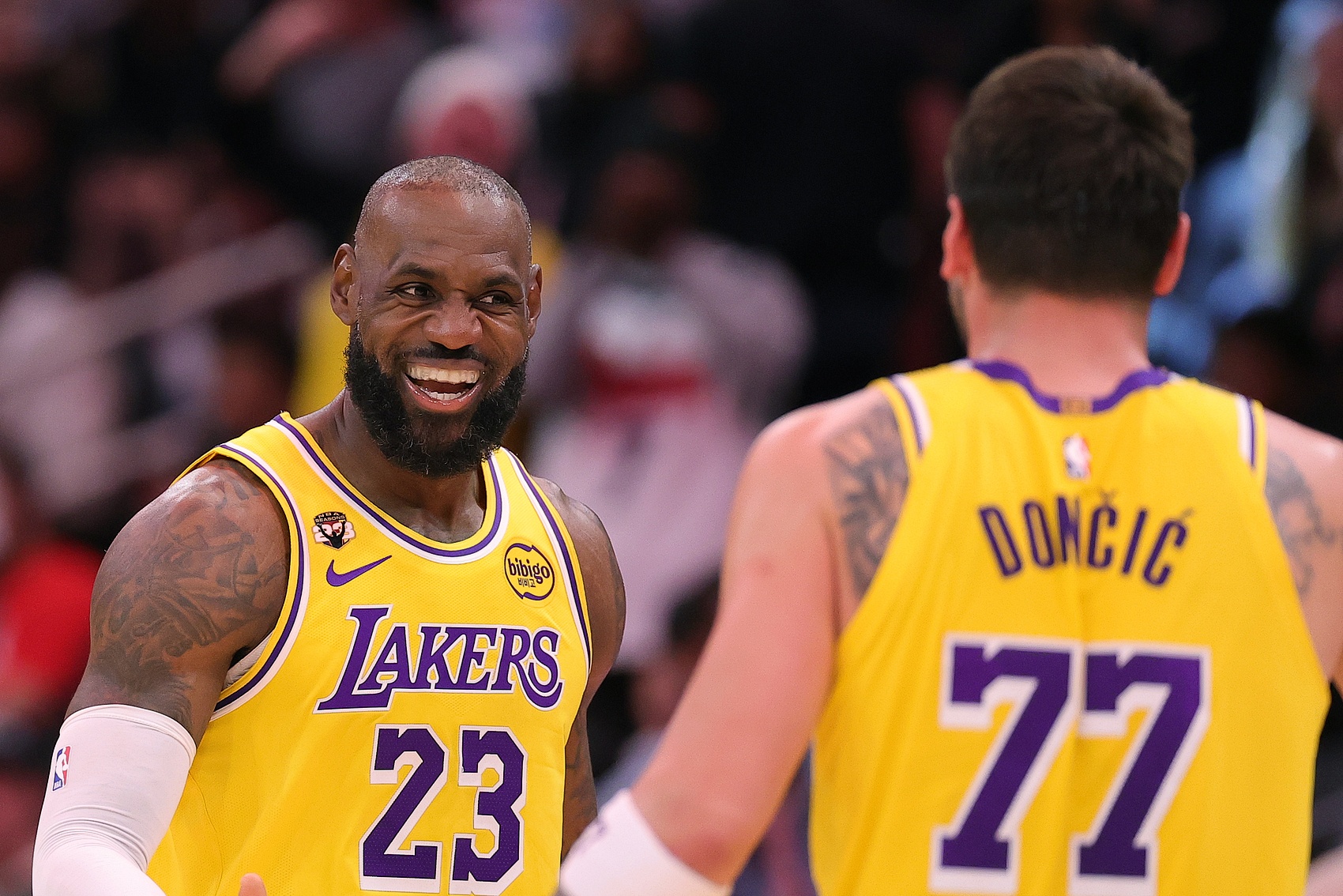 名嘴：詹姆斯前八年从未被五位不同的人和NBA放弃 东契奇则相反