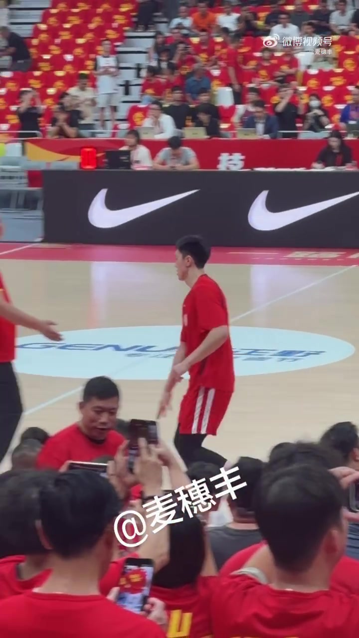 中国男篮与新西兰男篮热身赛即将打响 胡明轩赛前进行跑篮热身