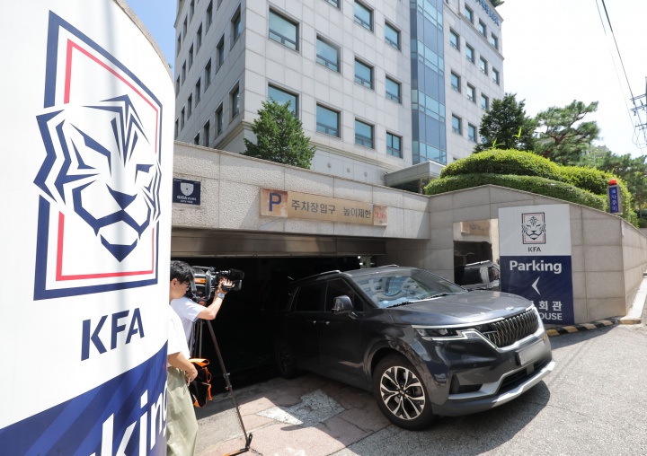 韩媒：韩国足协共进行8次性招待，其中包含3名中国足协相关人士