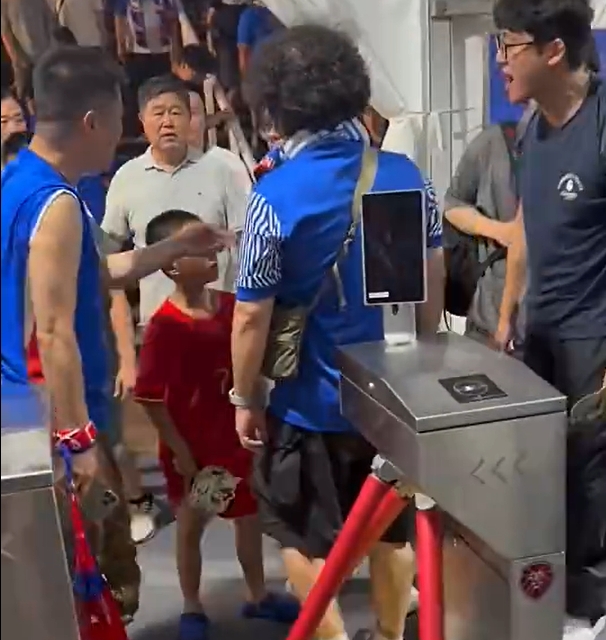 警方通报小球迷被骂事件经过！