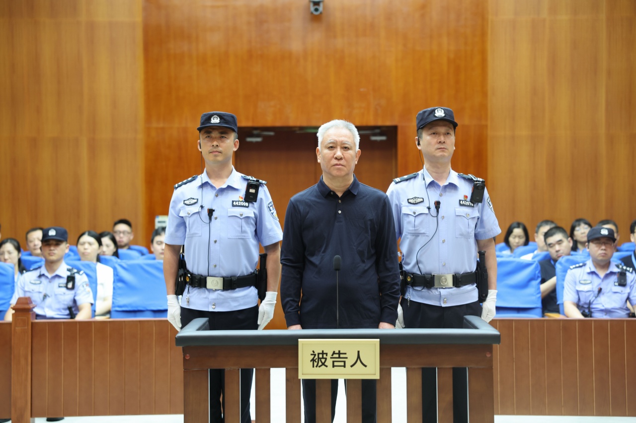 4月中旬一审开庭时许家印当庭认罪悔罪，今日被判处无期徒刑！