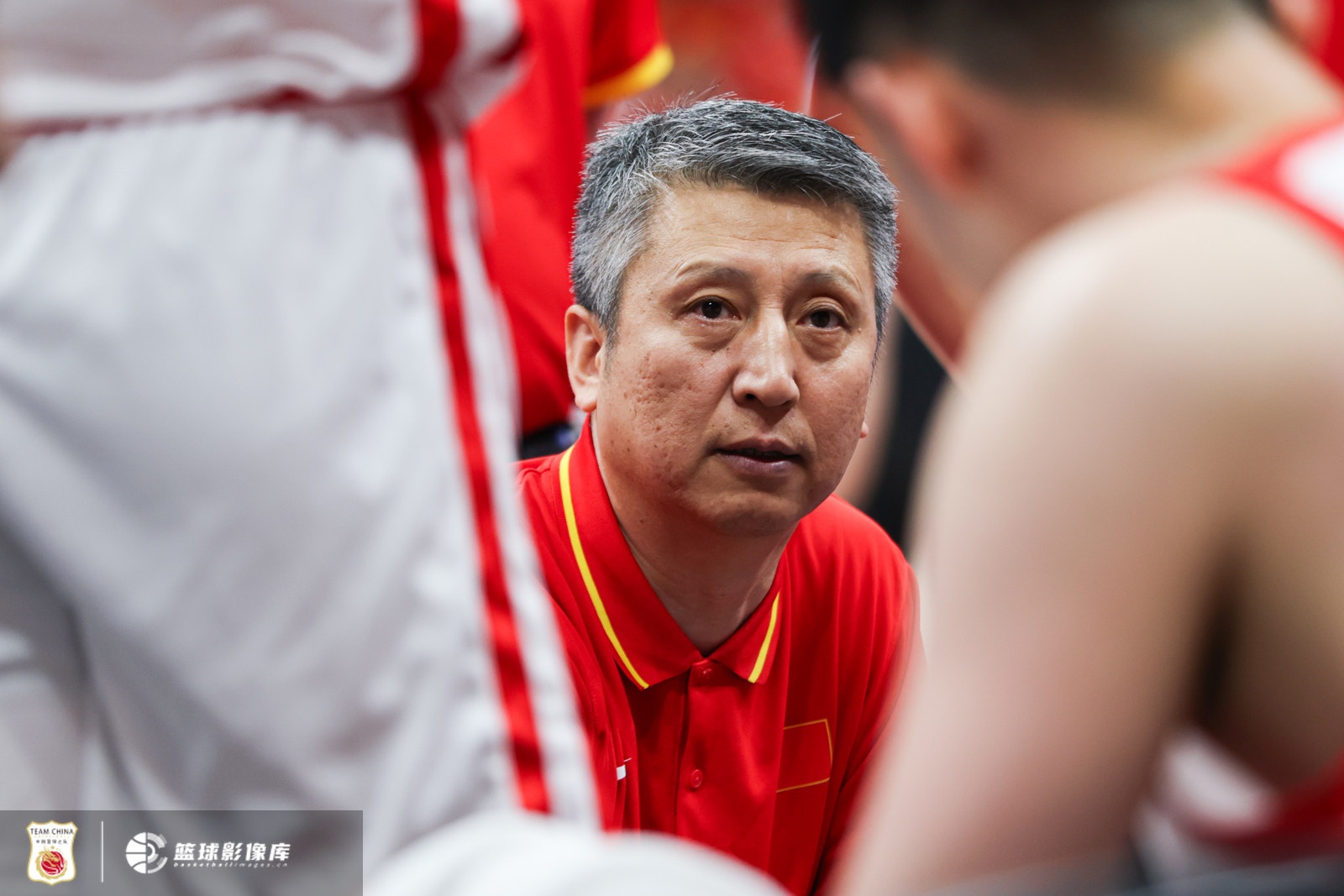 解说：带了6个后卫 可见郭导对于球的转移、战术的延续还是有要求