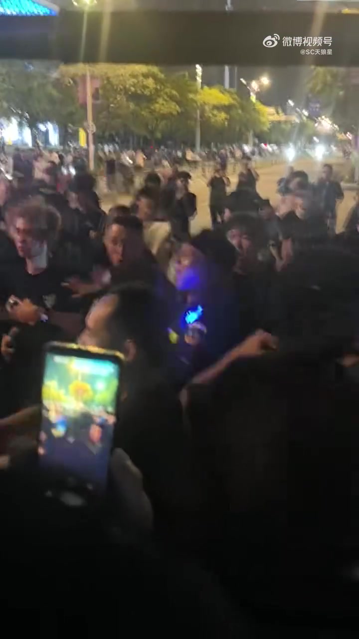 博主晒视频：疑似部分武汉球迷赛后冲击天津球迷的接驳大巴